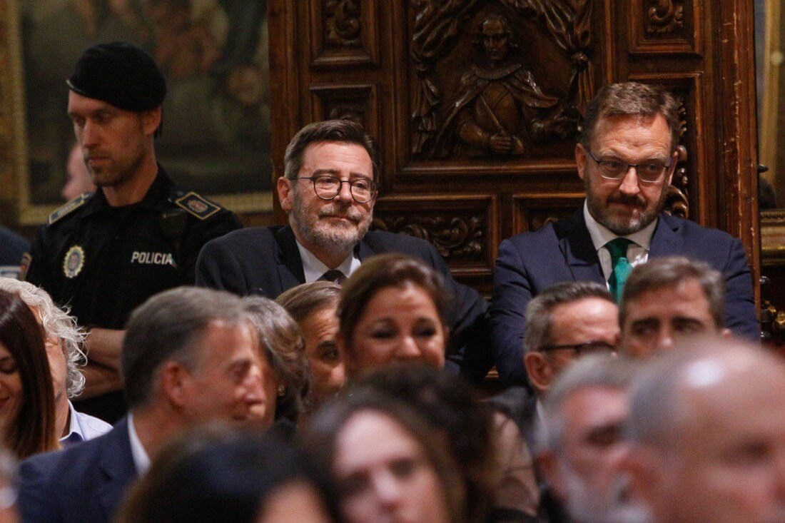 Todas las imágenes de todo lo que ha sucedido desde el salón de plenos de la Plaza el Carmen con la proclamación de Luis Salvador como alcalde