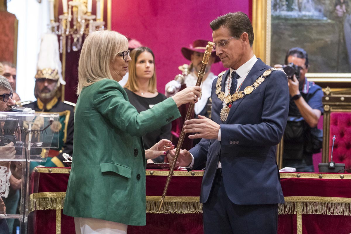 Todas las imágenes de todo lo que ha sucedido desde el salón de plenos de la Plaza el Carmen con la proclamación de Luis Salvador como alcalde