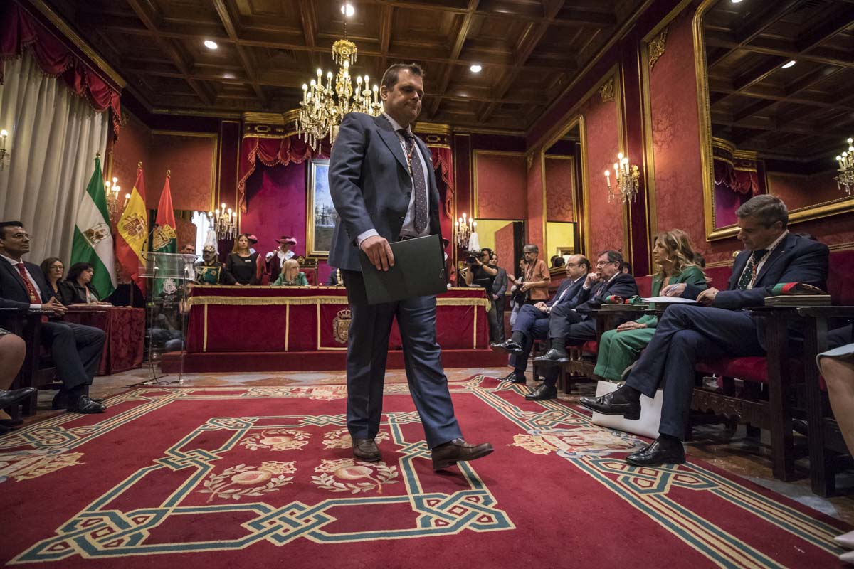 Todas las imágenes de todo lo que ha sucedido desde el salón de plenos de la Plaza el Carmen con la proclamación de Luis Salvador como alcalde