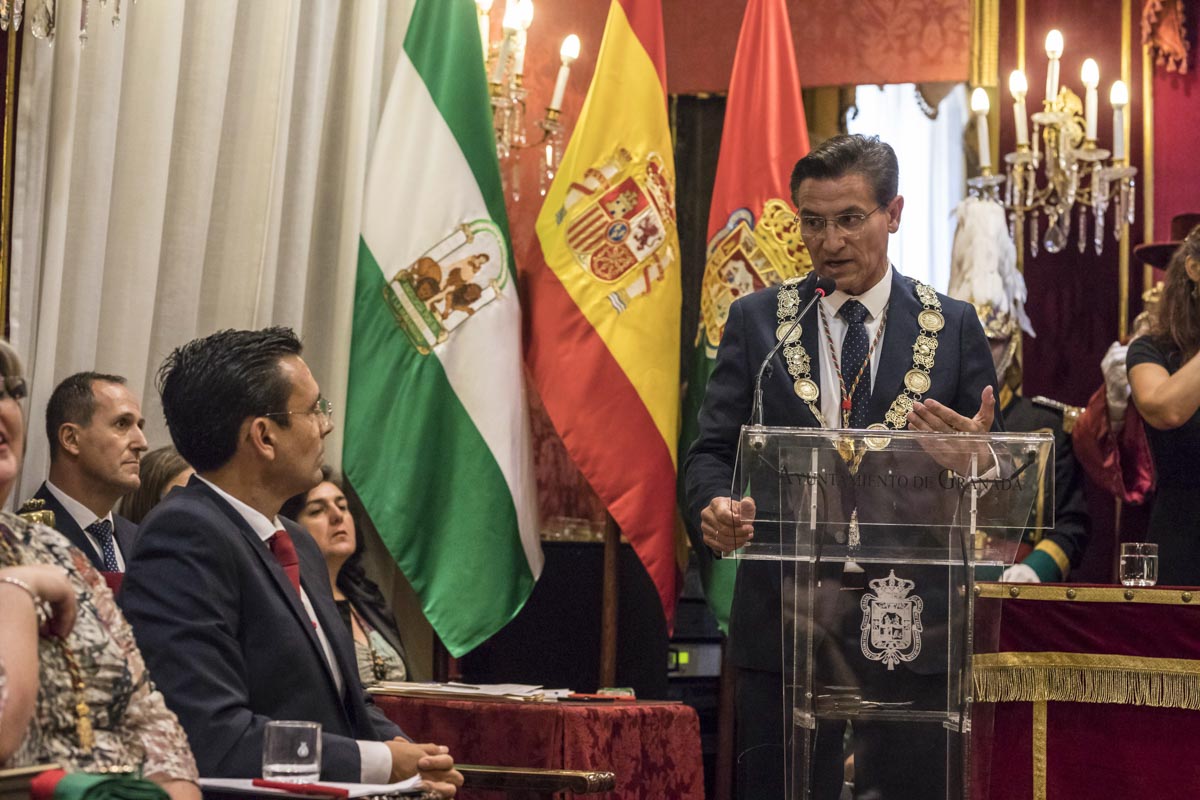 Todas las imágenes de todo lo que ha sucedido desde el salón de plenos de la Plaza el Carmen con la proclamación de Luis Salvador como alcalde