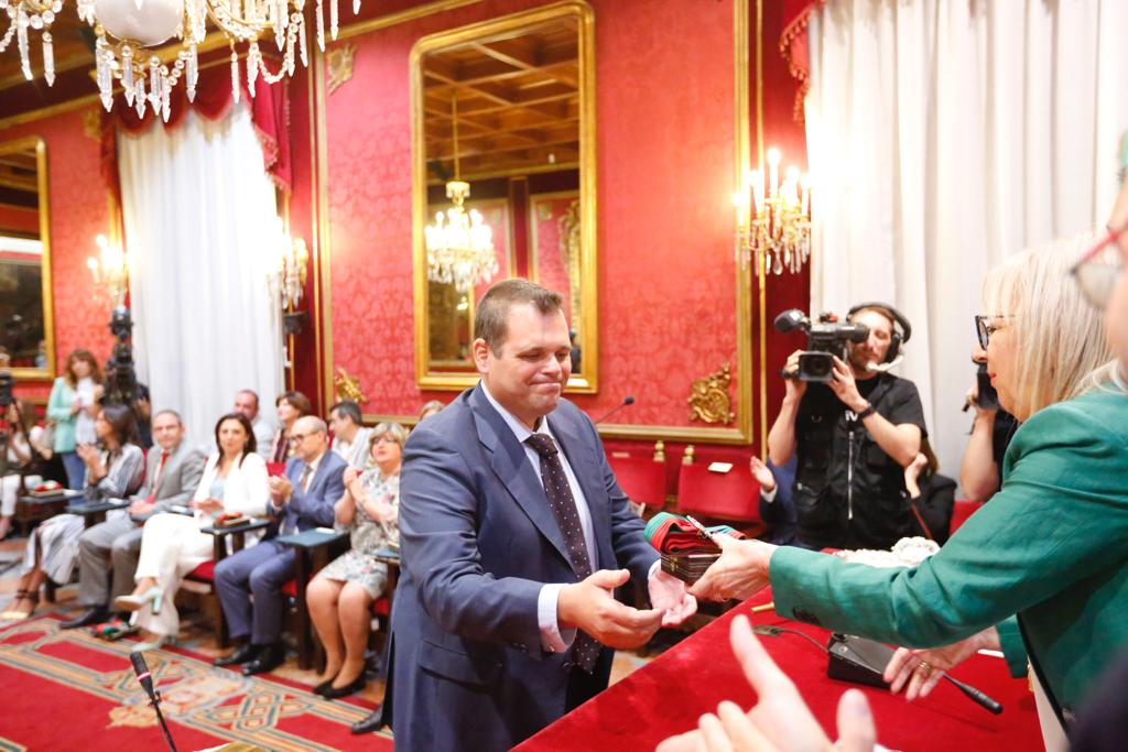 Onofre Miralles recoge la medalla y la banda como concejal del Ayuntamiento de Granada tras prometer su cargo.