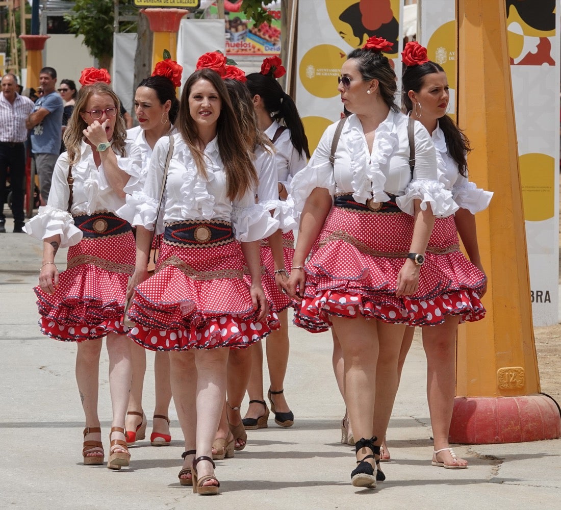 Enganches, música a todo trapo, columpios a medio gasy sin apenas chiquillería en una jornada dominguera en laque los granadinos prefieren asueto fuera de Almanjáyar