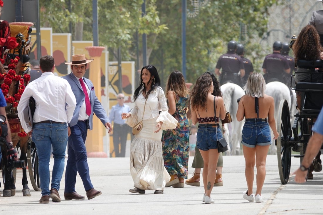 Enganches, música a todo trapo, columpios a medio gasy sin apenas chiquillería en una jornada dominguera en laque los granadinos prefieren asueto fuera de Almanjáyar