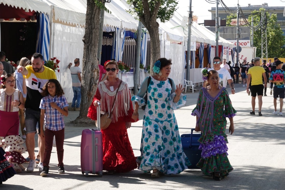 Enganches, música a todo trapo, columpios a medio gasy sin apenas chiquillería en una jornada dominguera en laque los granadinos prefieren asueto fuera de Almanjáyar