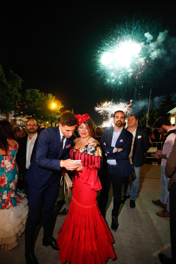 La primera noche de feria transcurrió con gran animación en las casetas, que se llenaron des público tras el encendido de la portada del recinto Con el encendido del alumbrado, música y bailes regionales Granada iniciaba anoche su feria del Corpus