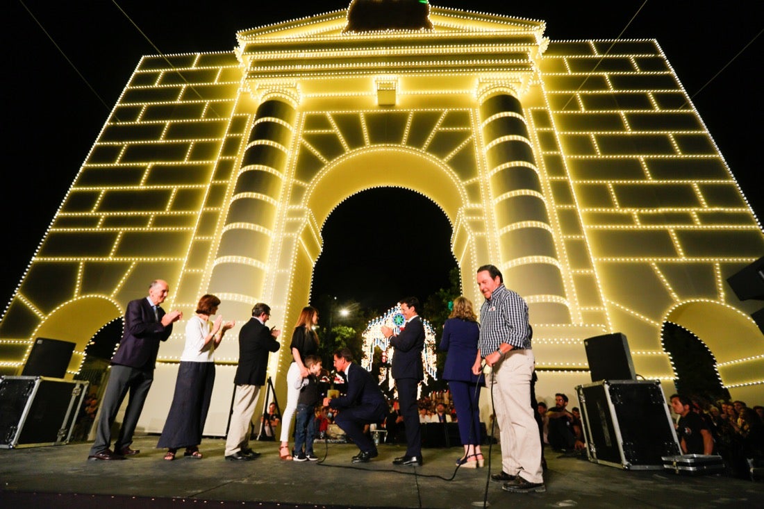 La primera noche de feria transcurrió con gran animación en las casetas, que se llenaron des público tras el encendido de la portada del recinto Con el encendido del alumbrado, música y bailes regionales Granada iniciaba anoche su feria del Corpus