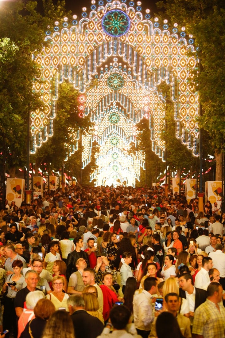 La primera noche de feria transcurrió con gran animación en las casetas, que se llenaron des público tras el encendido de la portada del recinto Con el encendido del alumbrado, música y bailes regionales Granada iniciaba anoche su feria del Corpus