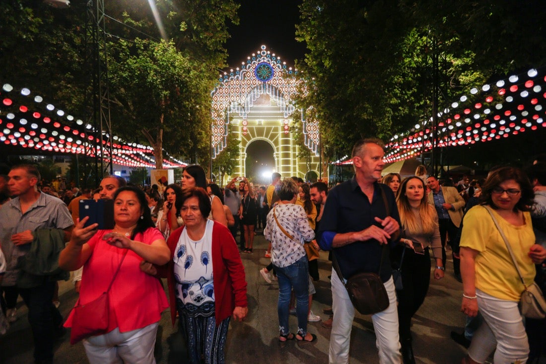 La primera noche de feria transcurrió con gran animación en las casetas, que se llenaron des público tras el encendido de la portada del recinto Con el encendido del alumbrado, música y bailes regionales Granada iniciaba anoche su feria del Corpus