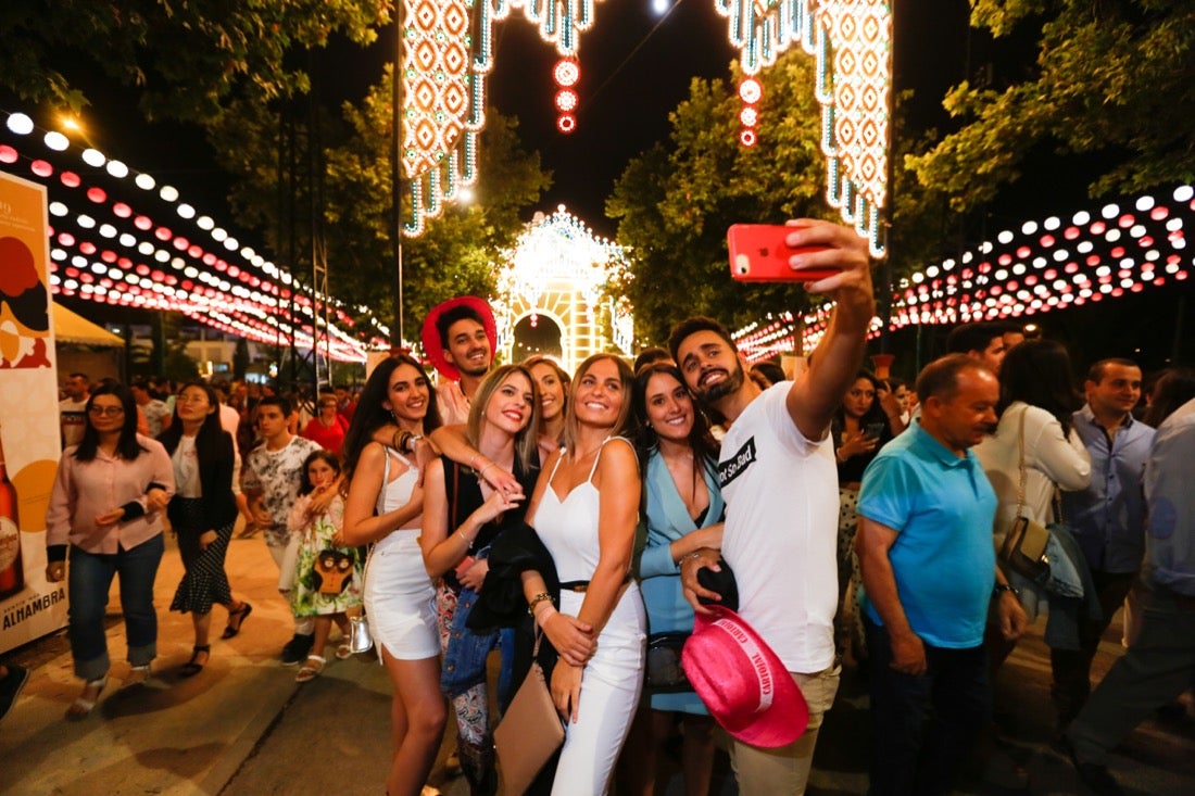 La primera noche de feria transcurrió con gran animación en las casetas, que se llenaron des público tras el encendido de la portada del recinto Con el encendido del alumbrado, música y bailes regionales Granada iniciaba anoche su feria del Corpus