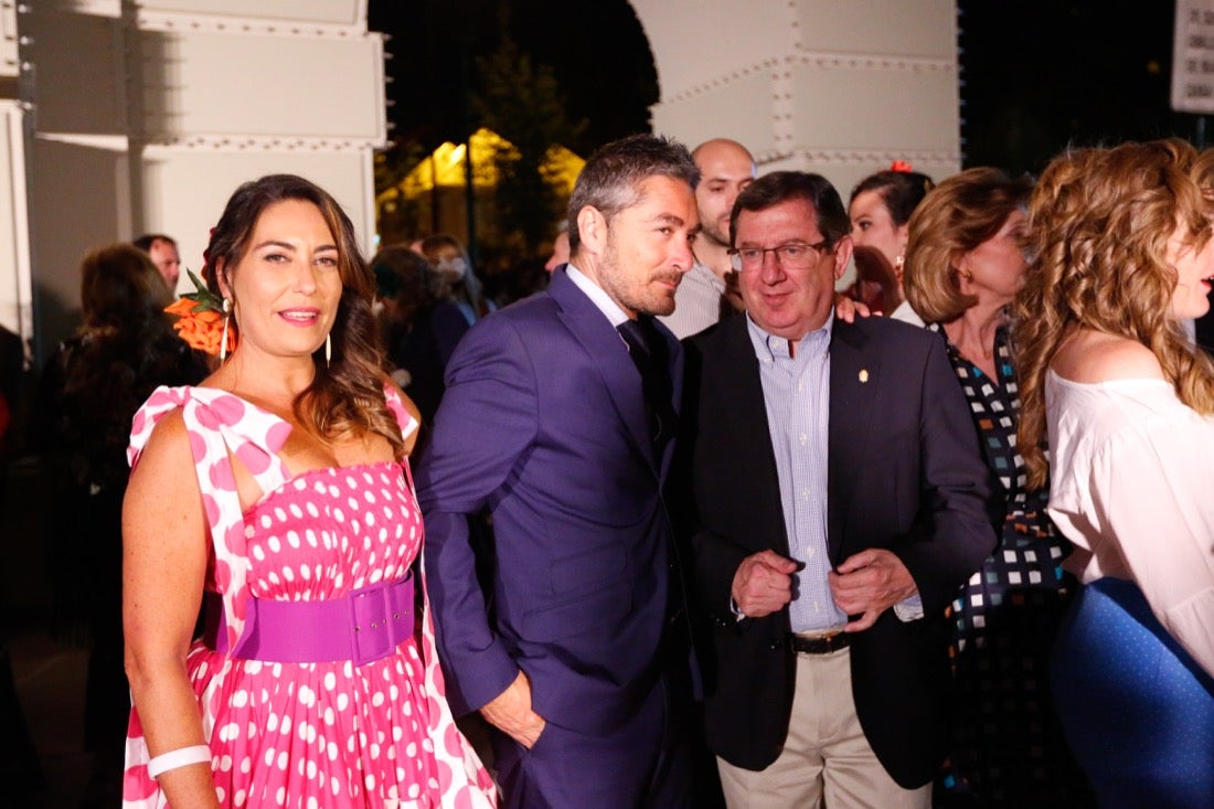 La primera noche de feria transcurrió con gran animación en las casetas, que se llenaron des público tras el encendido de la portada del recinto Con el encendido del alumbrado, música y bailes regionales Granada iniciaba anoche su feria del Corpus