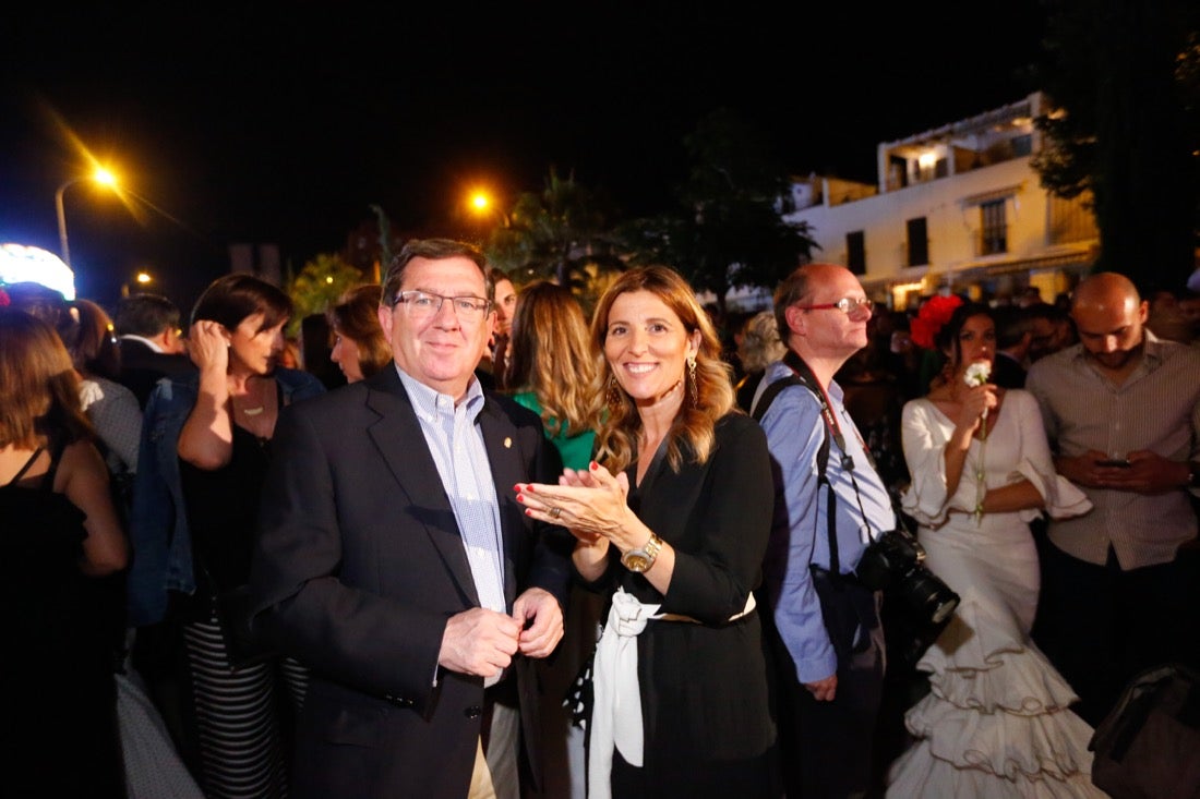 La primera noche de feria transcurrió con gran animación en las casetas, que se llenaron des público tras el encendido de la portada del recinto Con el encendido del alumbrado, música y bailes regionales Granada iniciaba anoche su feria del Corpus