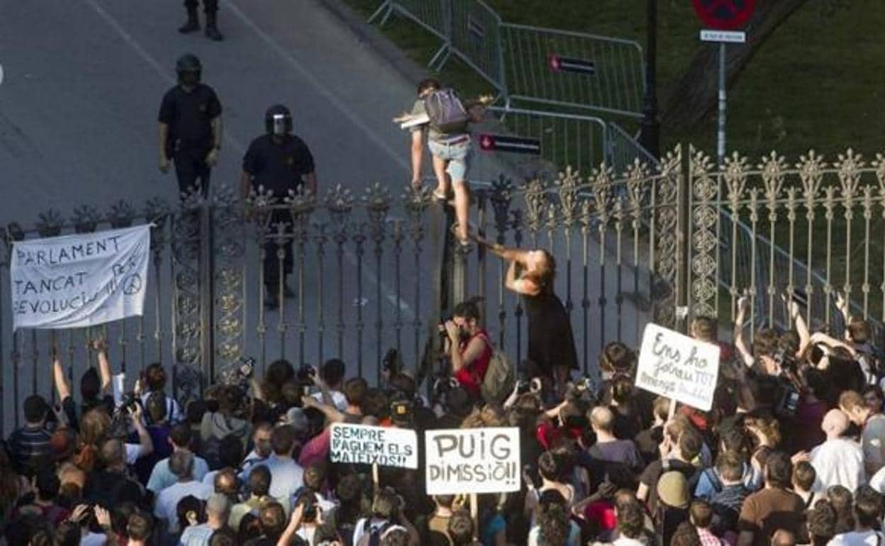 Protestas en la puerta principal del Palau de la Generalitat contra los recortes sociales de Mas en 2011.