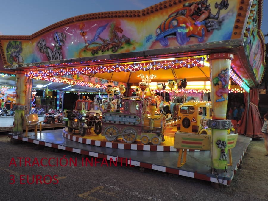 Esto es lo que cuesta subirte a los columpios que hay en el Recinto Ferial de Almanjáyar este 2019