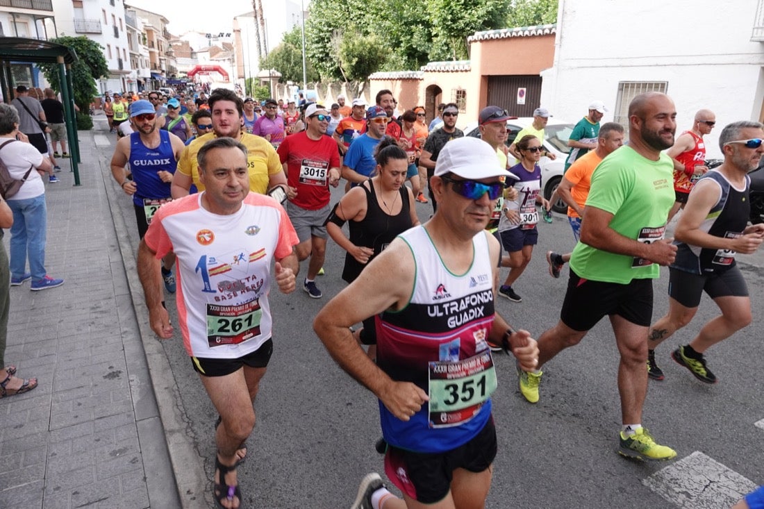 Los vecinos de Dúrcal se han volcado con los corredores apostados en las curvas y rectas que traza el recorrido por la localidad y desde las terrazas de la Plaza del Ayuntamiento