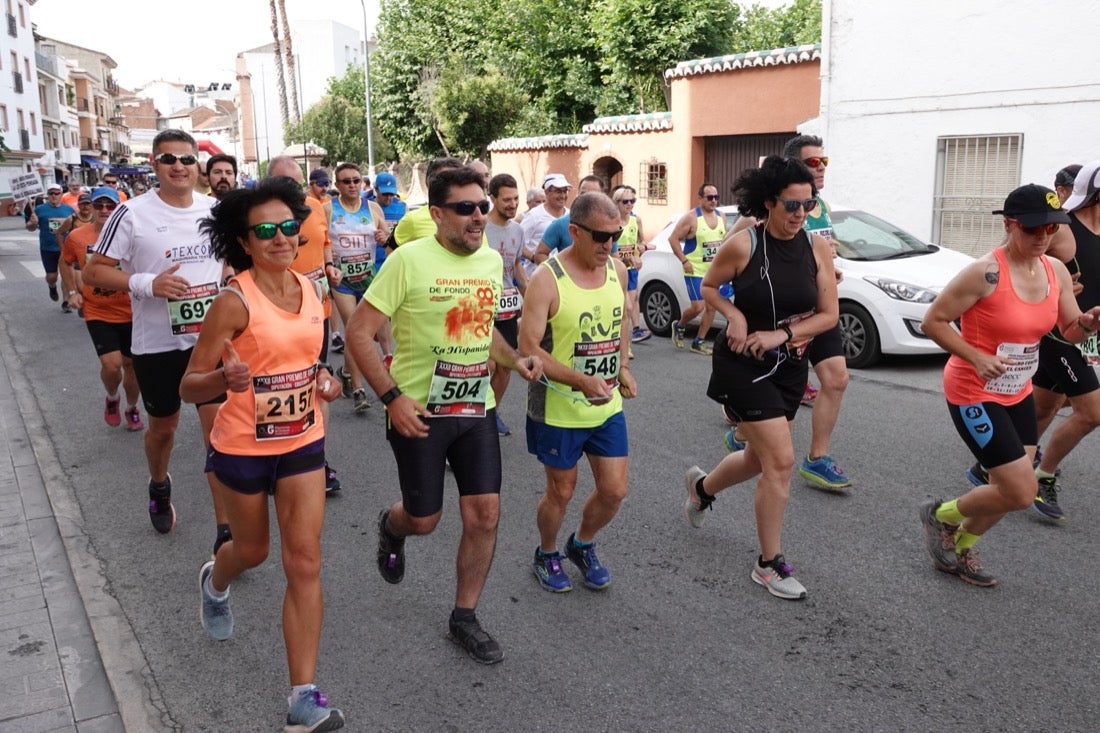 Los vecinos de Dúrcal se han volcado con los corredores apostados en las curvas y rectas que traza el recorrido por la localidad y desde las terrazas de la Plaza del Ayuntamiento