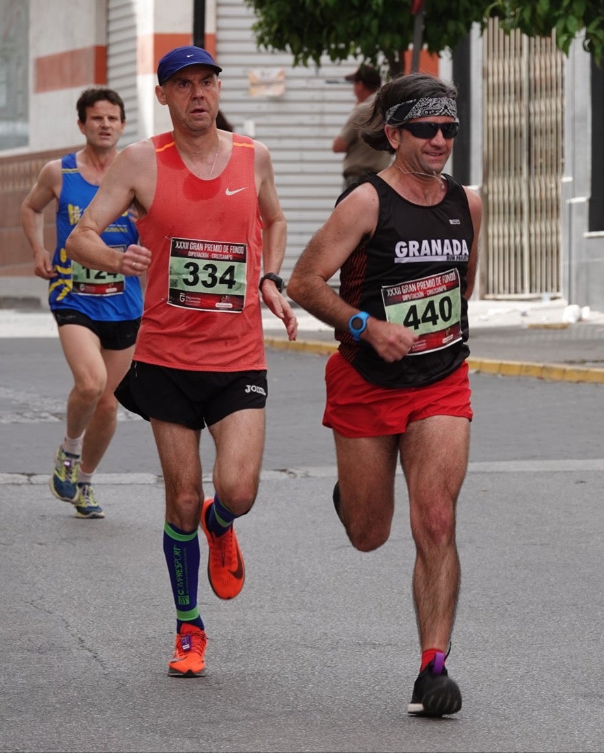 Los vecinos de Dúrcal se han volcado con los corredores apostados en las curvas y rectas que traza el recorrido por la localidad y desde las terrazas de la Plaza del Ayuntamiento