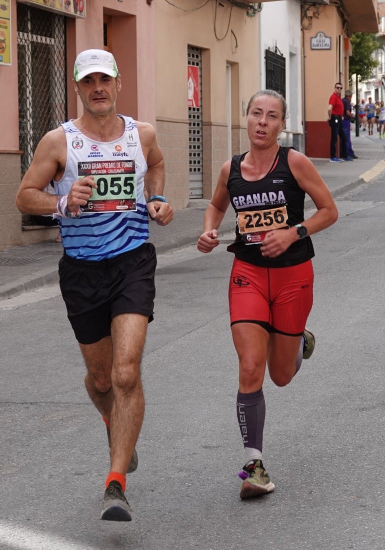 Los vecinos de Dúrcal se han volcado con los corredores apostados en las curvas y rectas que traza el recorrido por la localidad y desde las terrazas de la Plaza del Ayuntamiento