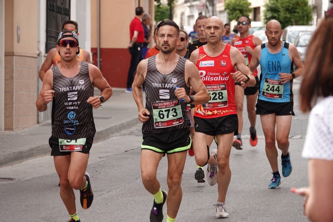 Los vecinos de Dúrcal se han volcado con los corredores apostados en las curvas y rectas que traza el recorrido por la localidad y desde las terrazas de la Plaza del Ayuntamiento