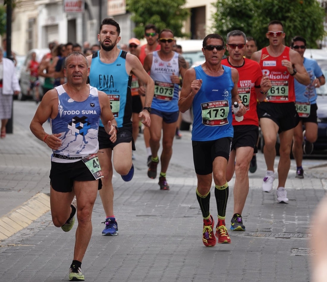 Los vecinos de Dúrcal se han volcado con los corredores apostados en las curvas y rectas que traza el recorrido por la localidad y desde las terrazas de la Plaza del Ayuntamiento