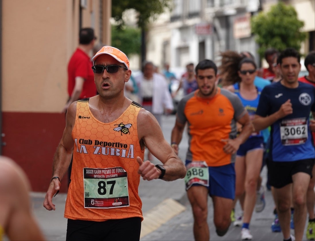 Los vecinos de Dúrcal se han volcado con los corredores apostados en las curvas y rectas que traza el recorrido por la localidad y desde las terrazas de la Plaza del Ayuntamiento
