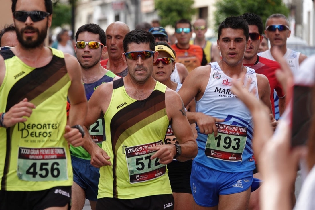Los vecinos de Dúrcal se han volcado con los corredores apostados en las curvas y rectas que traza el recorrido por la localidad y desde las terrazas de la Plaza del Ayuntamiento