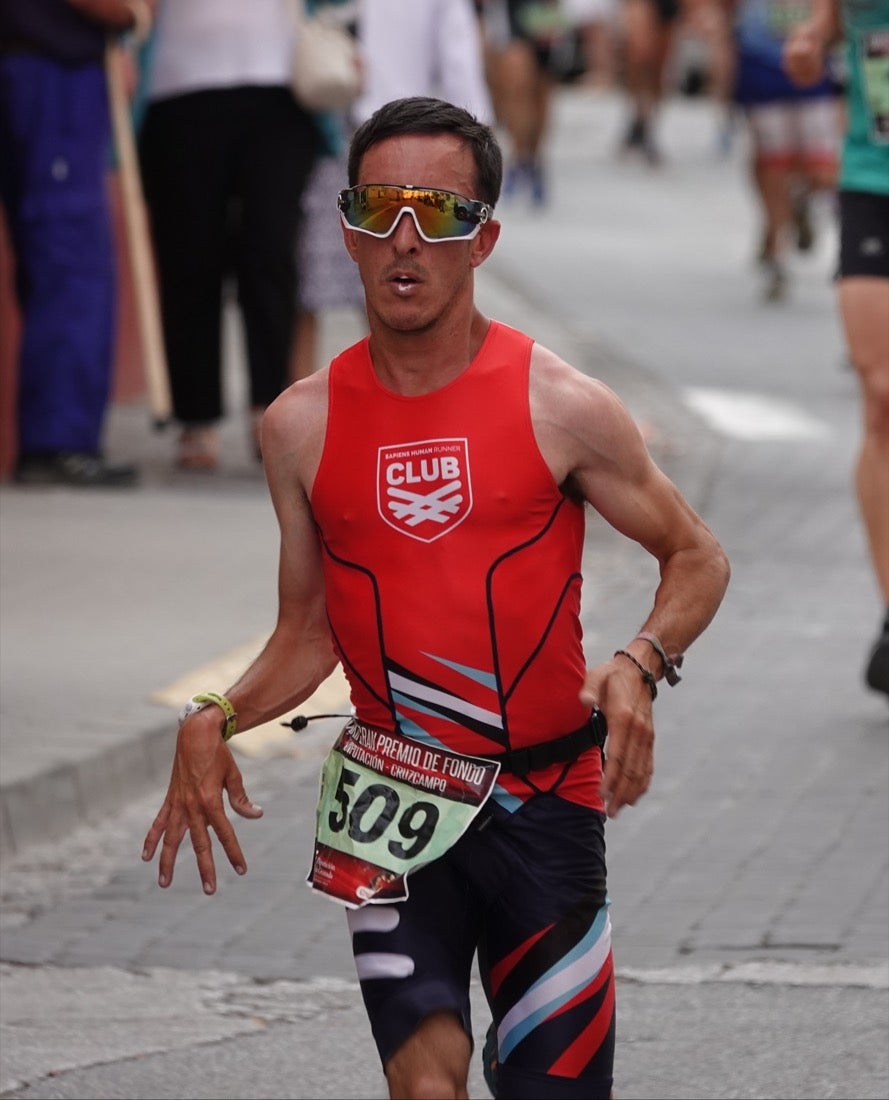 Los vecinos de Dúrcal se han volcado con los corredores apostados en las curvas y rectas que traza el recorrido por la localidad y desde las terrazas de la Plaza del Ayuntamiento