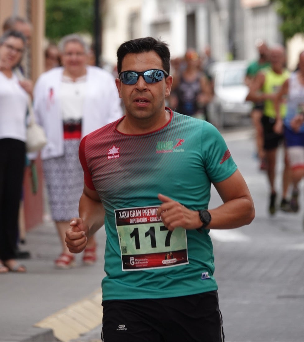 Los vecinos de Dúrcal se han volcado con los corredores apostados en las curvas y rectas que traza el recorrido por la localidad y desde las terrazas de la Plaza del Ayuntamiento