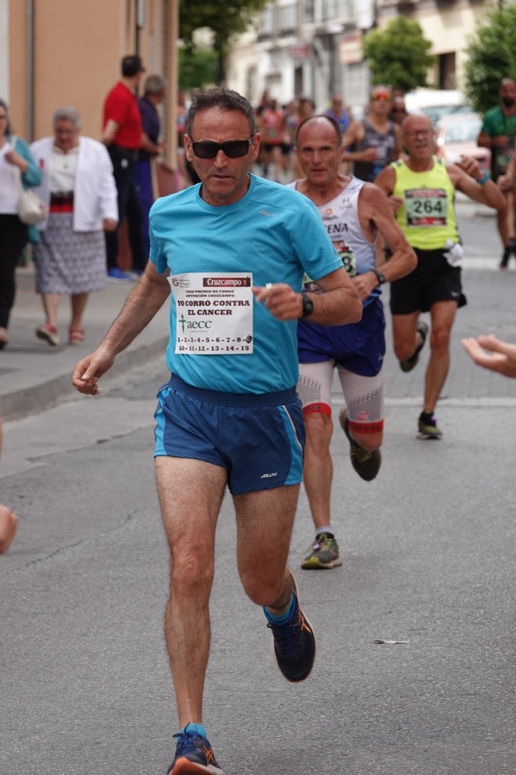 Los vecinos de Dúrcal se han volcado con los corredores apostados en las curvas y rectas que traza el recorrido por la localidad y desde las terrazas de la Plaza del Ayuntamiento