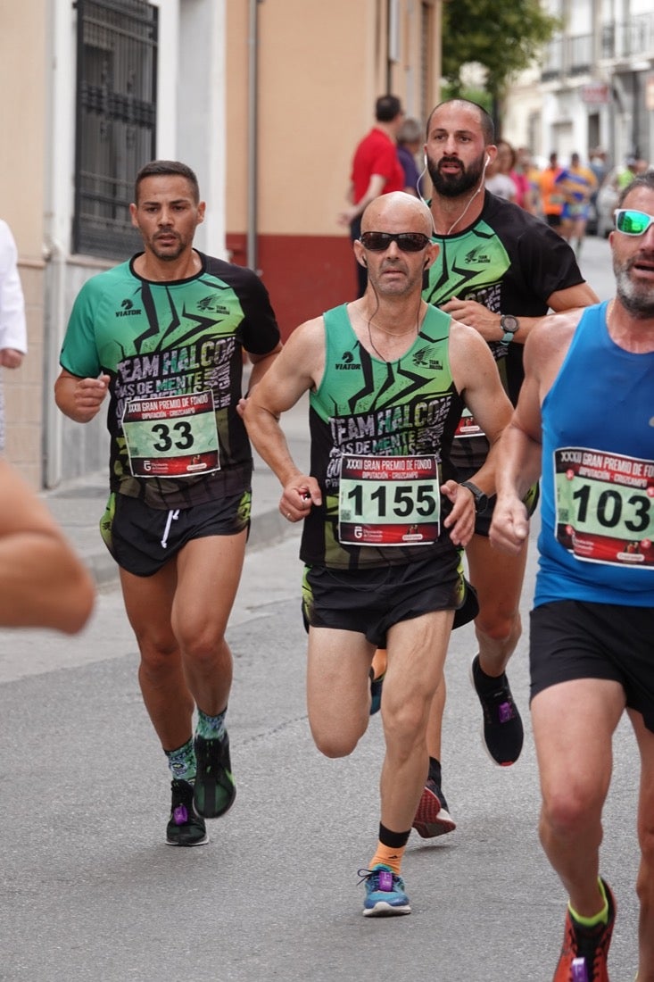Los vecinos de Dúrcal se han volcado con los corredores apostados en las curvas y rectas que traza el recorrido por la localidad y desde las terrazas de la Plaza del Ayuntamiento
