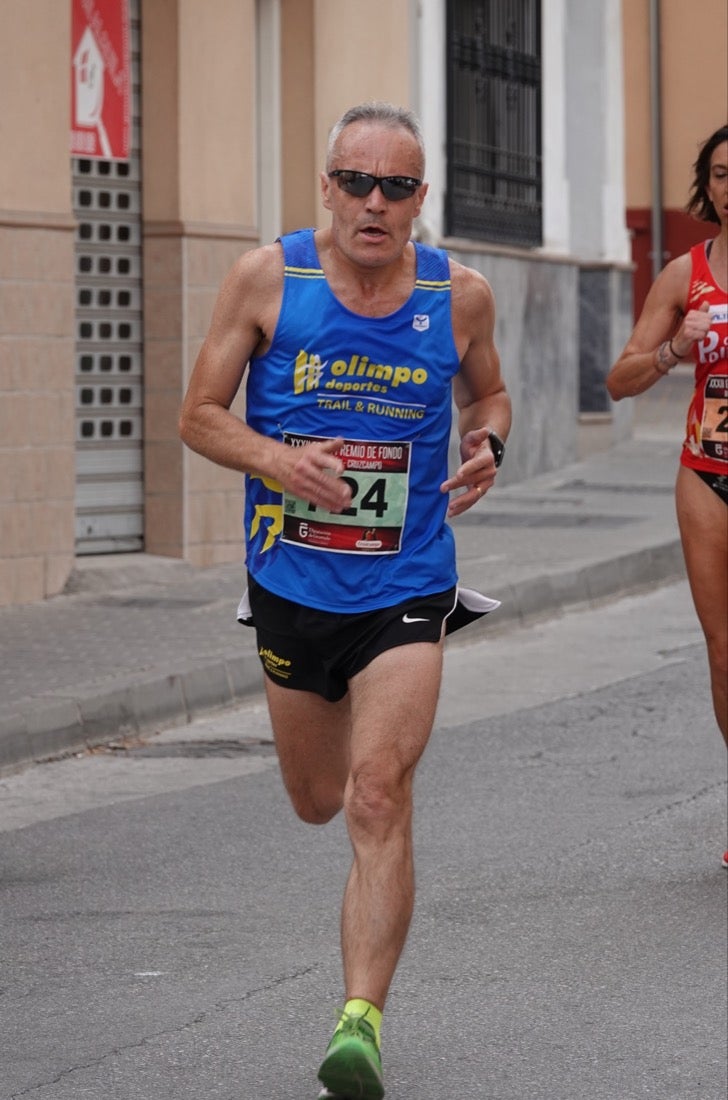 Los vecinos de Dúrcal se han volcado con los corredores apostados en las curvas y rectas que traza el recorrido por la localidad y desde las terrazas de la Plaza del Ayuntamiento