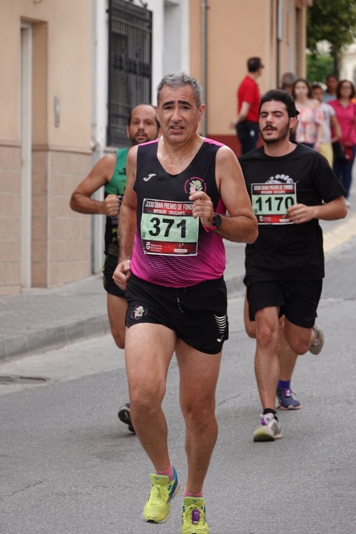 Los vecinos de Dúrcal se han volcado con los corredores apostados en las curvas y rectas que traza el recorrido por la localidad y desde las terrazas de la Plaza del Ayuntamiento