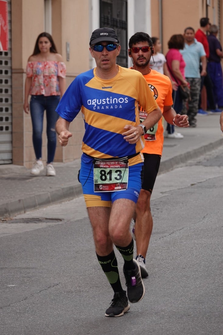 Los vecinos de Dúrcal se han volcado con los corredores apostados en las curvas y rectas que traza el recorrido por la localidad y desde las terrazas de la Plaza del Ayuntamiento