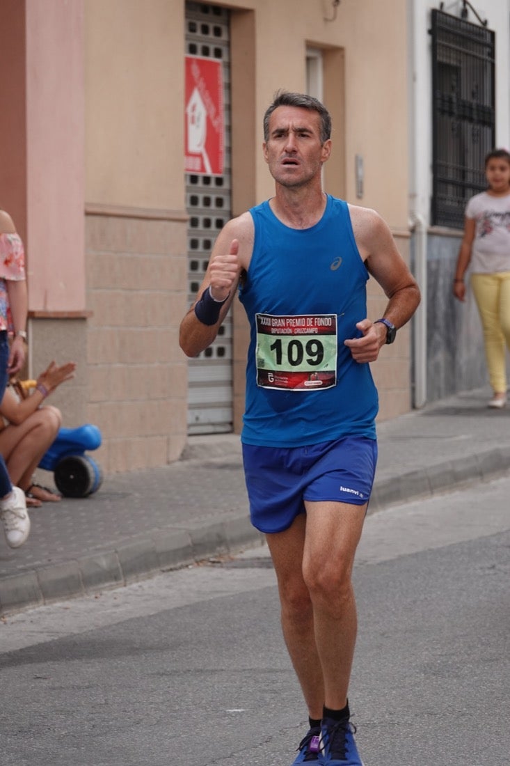 Los vecinos de Dúrcal se han volcado con los corredores apostados en las curvas y rectas que traza el recorrido por la localidad y desde las terrazas de la Plaza del Ayuntamiento