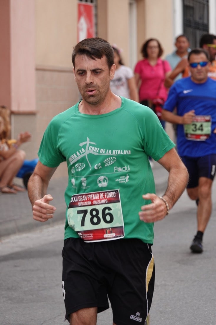 Los vecinos de Dúrcal se han volcado con los corredores apostados en las curvas y rectas que traza el recorrido por la localidad y desde las terrazas de la Plaza del Ayuntamiento