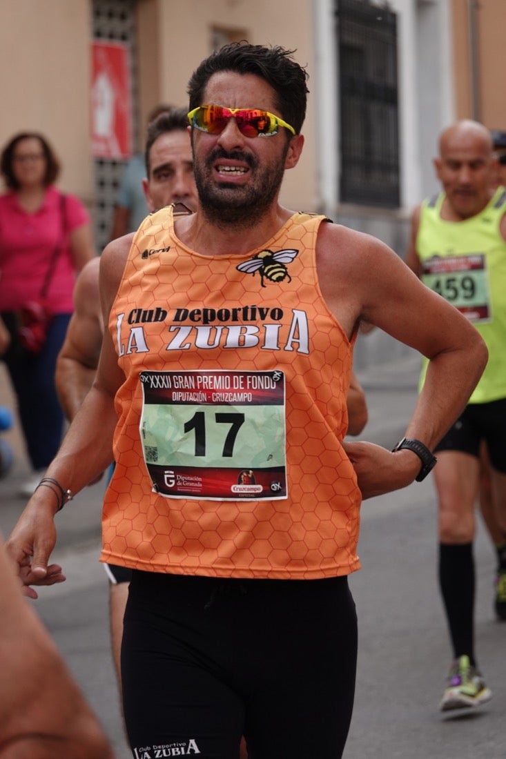 Los vecinos de Dúrcal se han volcado con los corredores apostados en las curvas y rectas que traza el recorrido por la localidad y desde las terrazas de la Plaza del Ayuntamiento