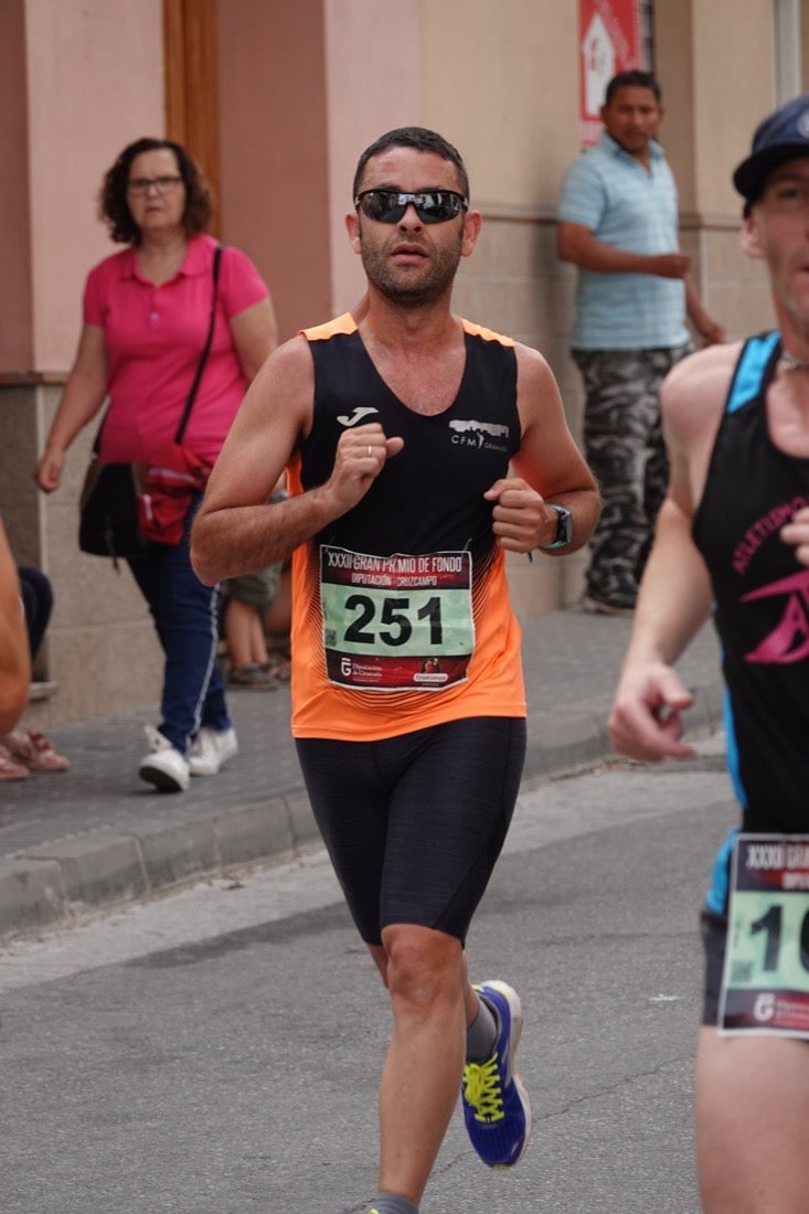 Los vecinos de Dúrcal se han volcado con los corredores apostados en las curvas y rectas que traza el recorrido por la localidad y desde las terrazas de la Plaza del Ayuntamiento