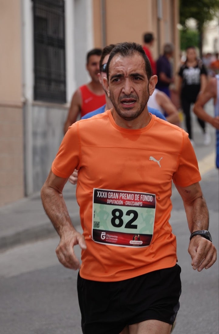 Los vecinos de Dúrcal se han volcado con los corredores apostados en las curvas y rectas que traza el recorrido por la localidad y desde las terrazas de la Plaza del Ayuntamiento