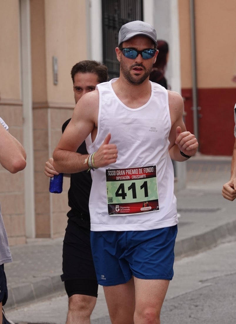 Los vecinos de Dúrcal se han volcado con los corredores apostados en las curvas y rectas que traza el recorrido por la localidad y desde las terrazas de la Plaza del Ayuntamiento