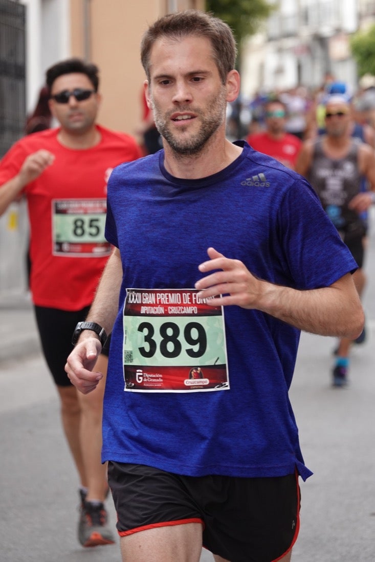 Los vecinos de Dúrcal se han volcado con los corredores apostados en las curvas y rectas que traza el recorrido por la localidad y desde las terrazas de la Plaza del Ayuntamiento