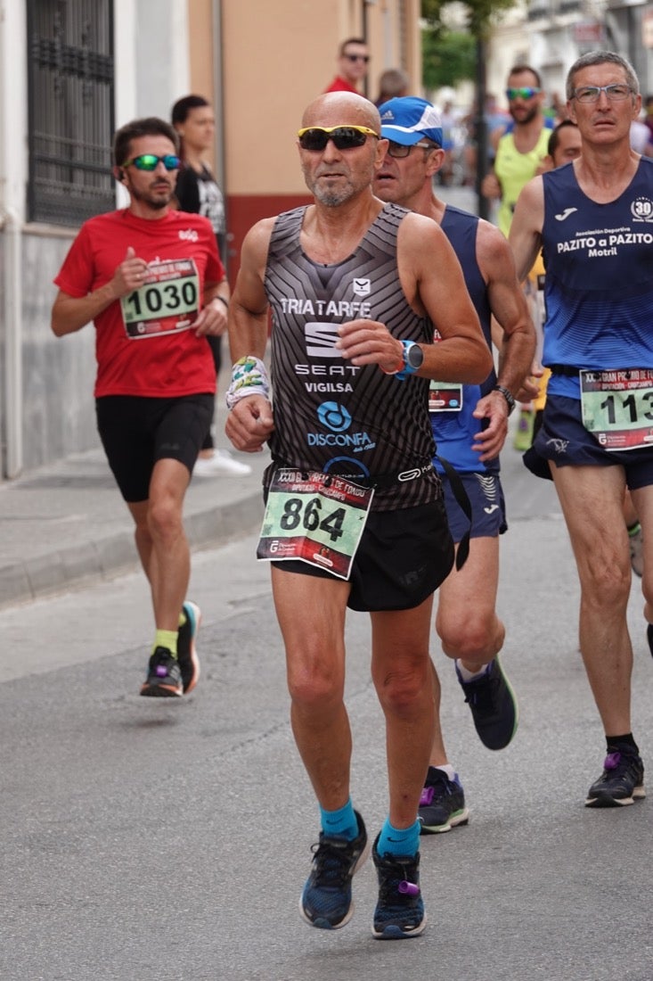 Los vecinos de Dúrcal se han volcado con los corredores apostados en las curvas y rectas que traza el recorrido por la localidad y desde las terrazas de la Plaza del Ayuntamiento