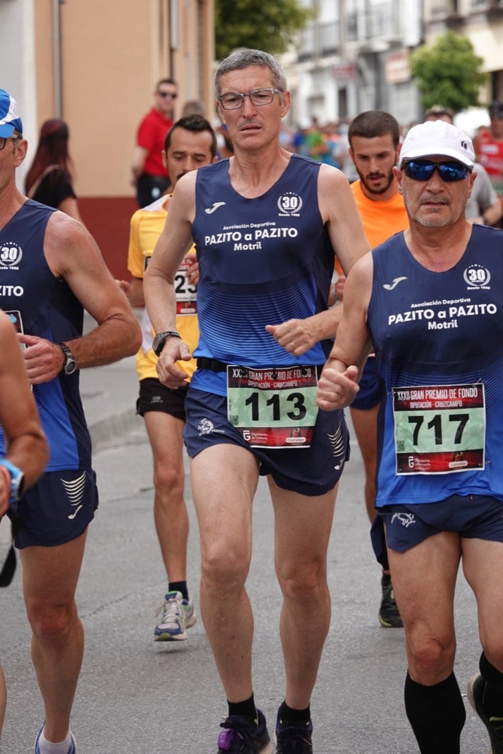 Los vecinos de Dúrcal se han volcado con los corredores apostados en las curvas y rectas que traza el recorrido por la localidad y desde las terrazas de la Plaza del Ayuntamiento