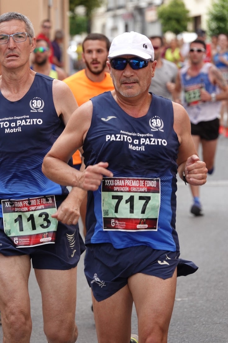 Los vecinos de Dúrcal se han volcado con los corredores apostados en las curvas y rectas que traza el recorrido por la localidad y desde las terrazas de la Plaza del Ayuntamiento