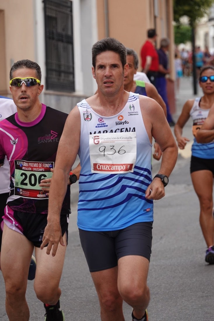 Los vecinos de Dúrcal se han volcado con los corredores apostados en las curvas y rectas que traza el recorrido por la localidad y desde las terrazas de la Plaza del Ayuntamiento