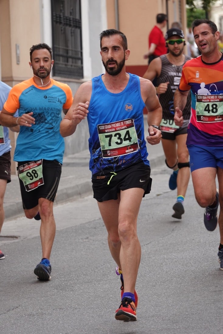 Los vecinos de Dúrcal se han volcado con los corredores apostados en las curvas y rectas que traza el recorrido por la localidad y desde las terrazas de la Plaza del Ayuntamiento