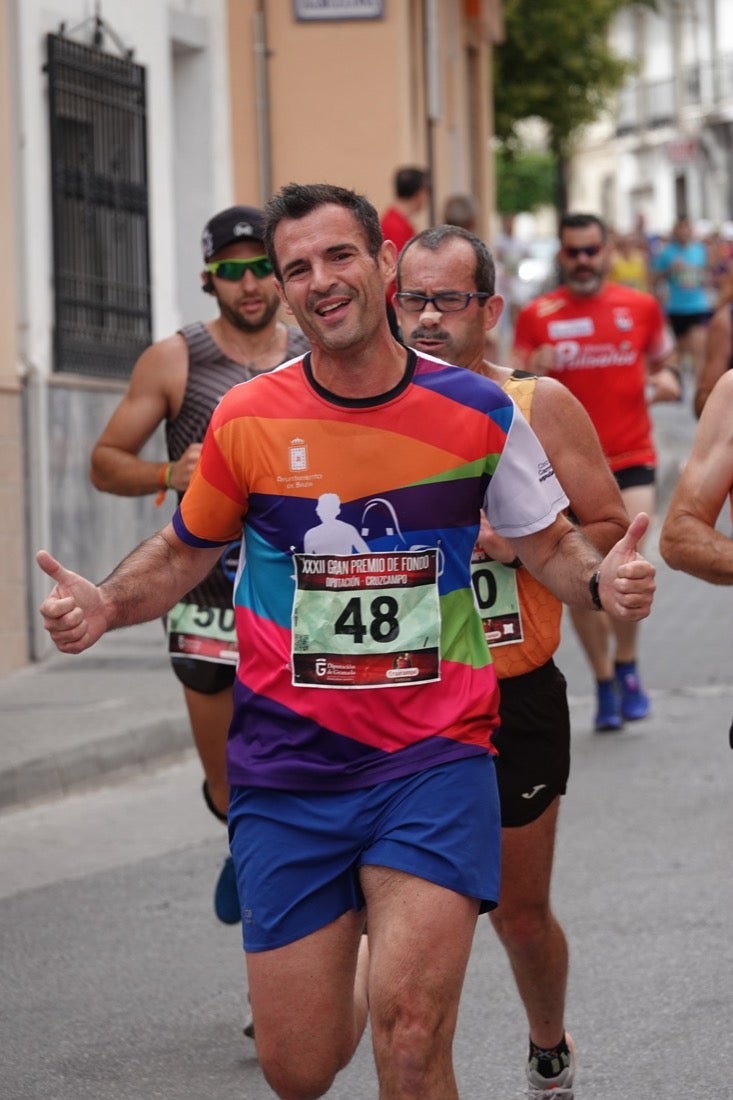 Los vecinos de Dúrcal se han volcado con los corredores apostados en las curvas y rectas que traza el recorrido por la localidad y desde las terrazas de la Plaza del Ayuntamiento