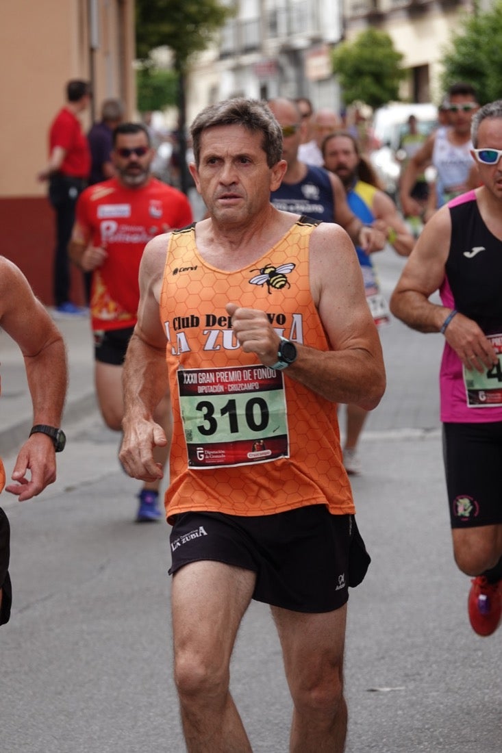 Los vecinos de Dúrcal se han volcado con los corredores apostados en las curvas y rectas que traza el recorrido por la localidad y desde las terrazas de la Plaza del Ayuntamiento