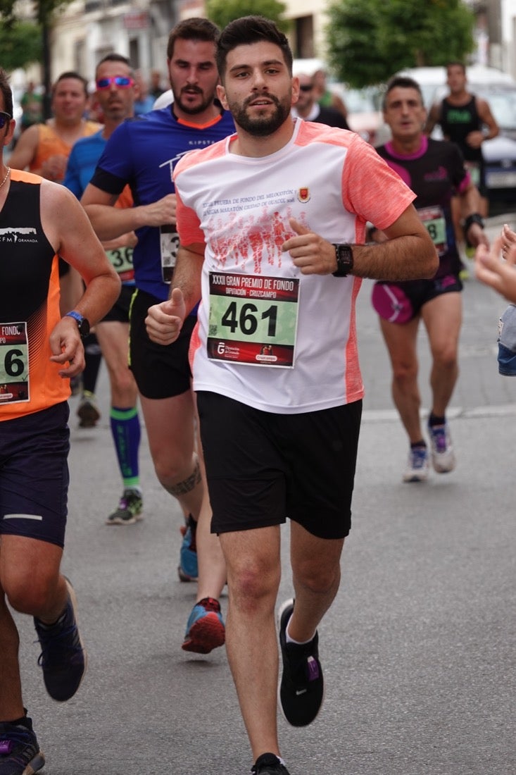 Los vecinos de Dúrcal se han volcado con los corredores apostados en las curvas y rectas que traza el recorrido por la localidad y desde las terrazas de la Plaza del Ayuntamiento