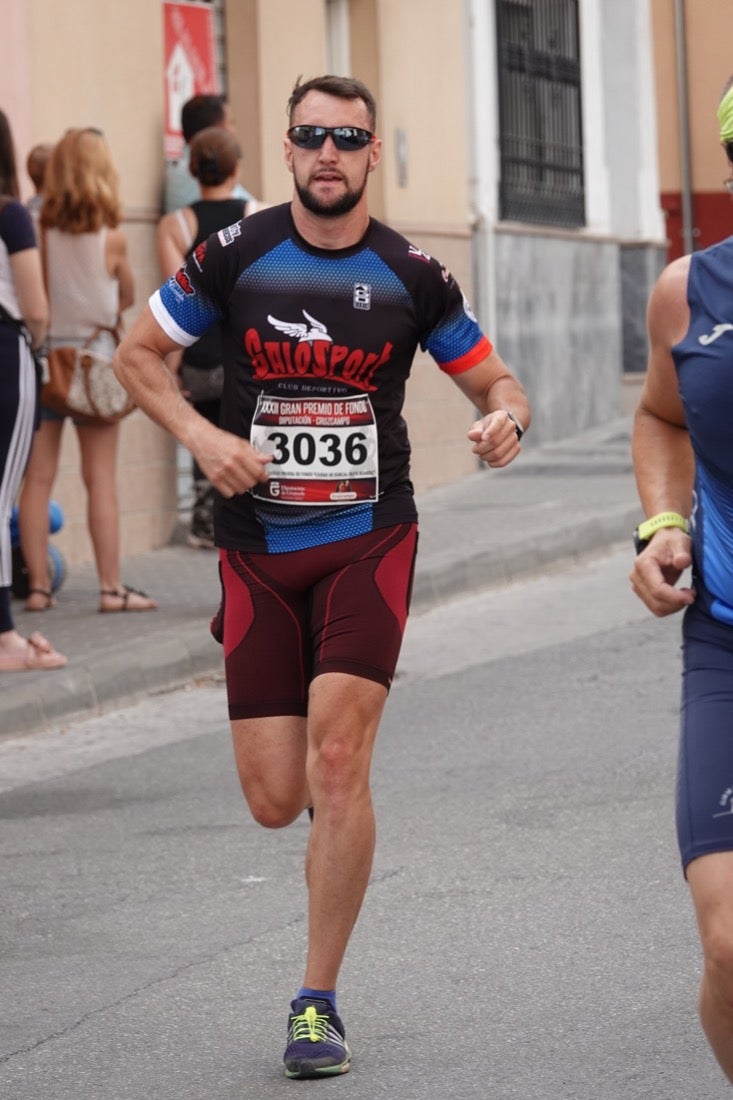 Los vecinos de Dúrcal se han volcado con los corredores apostados en las curvas y rectas que traza el recorrido por la localidad y desde las terrazas de la Plaza del Ayuntamiento
