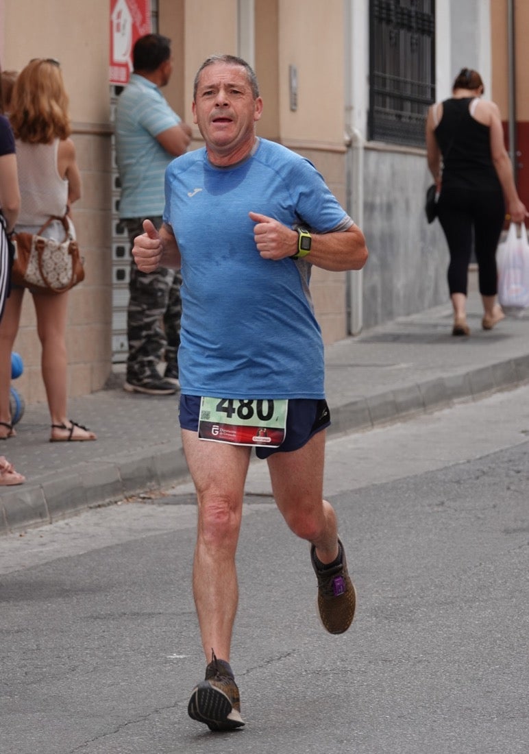Los vecinos de Dúrcal se han volcado con los corredores apostados en las curvas y rectas que traza el recorrido por la localidad y desde las terrazas de la Plaza del Ayuntamiento