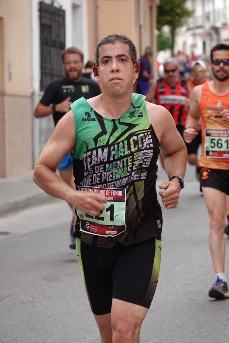 Los vecinos de Dúrcal se han volcado con los corredores apostados en las curvas y rectas que traza el recorrido por la localidad y desde las terrazas de la Plaza del Ayuntamiento